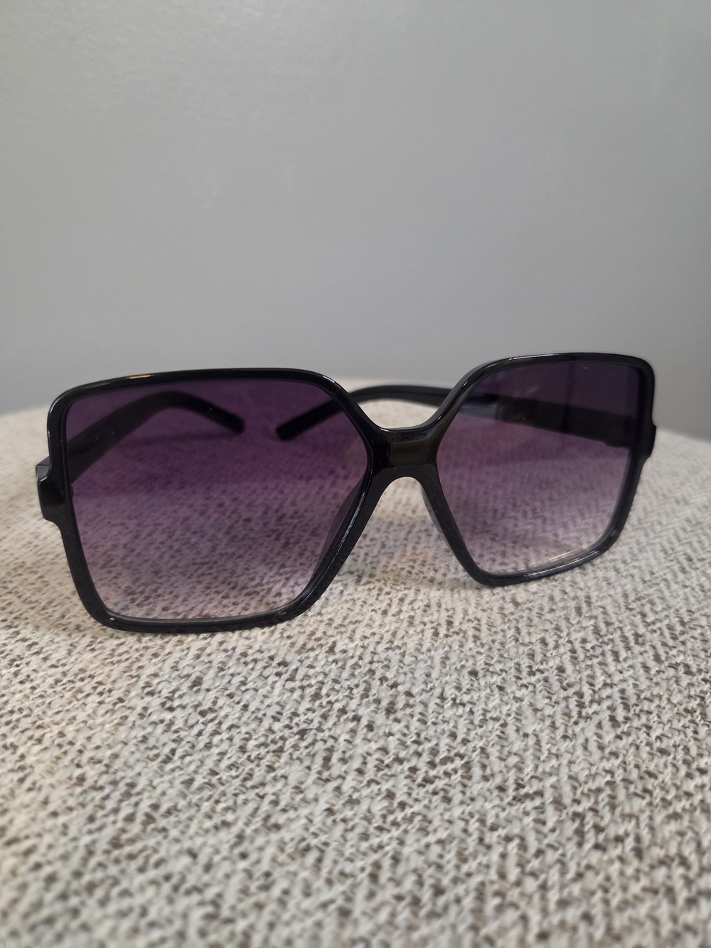 Stylish Black Frame Sunglasses with Purple Lenses